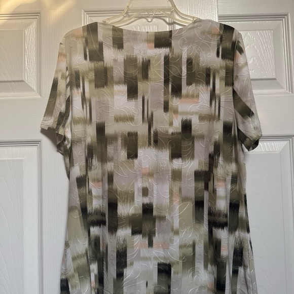 JM Collection Multicolor Abstract Blouse - Picture 3 of 4